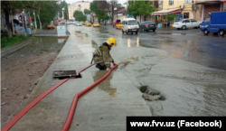 Самарқанд йўлларида сув тўпланиши автомобиллар қатновига ҳалал қилган.