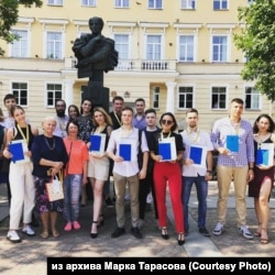 Mark Tarasov va uning Peterburg aloqa yo‘llari universitetidagi guruhdoshlari.