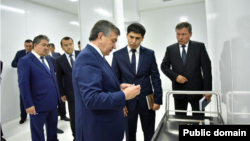 Prezident Shavkat Mirziyoyev Andijonda qurilgan insulin zavodi ochilish marosimida, 2018-yil