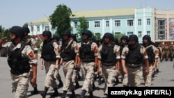 Kyrgyzstan - Military Exercise Held in Osh Ahead Of One Year Anniversary of Tragic Events Last Year, 3June2011 army, soldiers