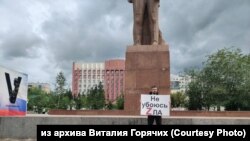 Виталий Горячих на антивоенном пикете с цитатой из Библии