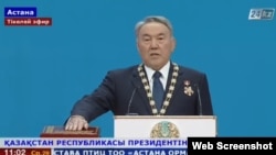 Қазақстан президенті Нұрсұлтан Назарбаев ұлықтау салтанатында қолын конституцияға қойып ант қабылдап тұр. Астана, 29 сәуір 2015 жыл. 24.kz арнасынан скриншот.