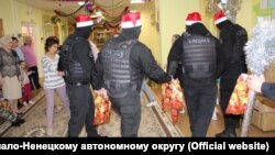 Полицейские в хороводе с воспитанниками детского дома "Семья"