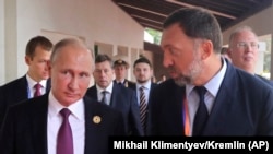 V.Putin va O.Deripaska.