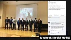 Facebookда тарқаган бу суратда Ўзбекистоннинг Туркиядаги элчиси Алишер Аъзамхўжаев(ўнгдан учинчи)нинг Георгий лентаси тақиб¸ суратга тушгани кўрилади.