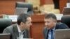 Qirg‘iziston prezidentligiga nomzod O‘murbek Babanov (chapda) va Qanatbek Isaev parlament yig‘ilishida.