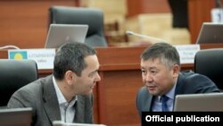 Qirg‘iziston prezidentligiga nomzod O‘murbek Babanov (chapda) va Qanatbek Isaev parlament yig‘ilishida.