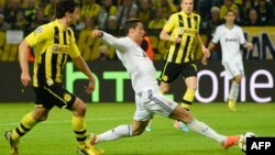 Ronaldo Hummelin nəzarətindən yayınır.