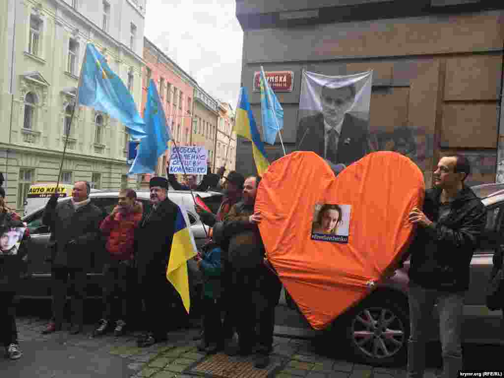 В Праге, в рамках фестиваля &laquo;CrimeanSOS&raquo;, прошел митинг-шествие в поддержку крымских политзаключенных и против аннексии Крыма, 19 марта 2016 года