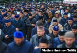 Майдонга митингга йиғилган ингушлар намоз пайтида