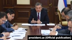 Prezident Mirziyoev 2017 yil, 16 avgustda xalq ta’limi masalalarini tegishli vazirliklar rahbarlari bilan muhokama qildi. Surat president.uz saytidan olindi.