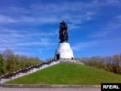 Конечная цель байкеров - памятник Воину-освободителю в берлинском Трептов-парке