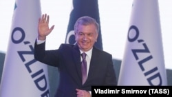 Mirziyoyev hozirgacha prezidentlik muddatini 5 yildan 7 yilgacha uzaytirish taklifi va 2026-yildan keyingi rejalari haqida gapirmagan.