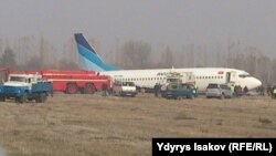 Ўш аэропортида авария бўлган Боинг-737 самолёти.