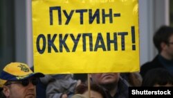 Акция протеста против аннексии Крыма Россией перед посольством Украины в Берлине, Германия. 9 марта 2014 года