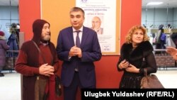 O‘zbekistonning Rossiyadagi elchisi Botirjon Asadov va rassom Shavkat Abdusalomov