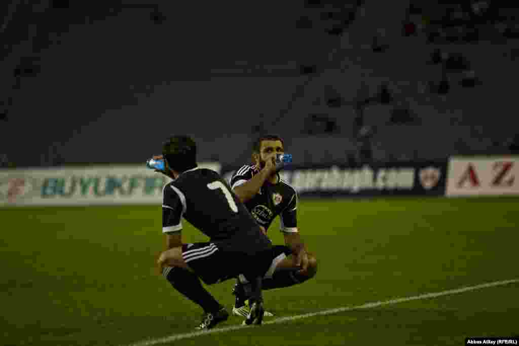 Qarabağlı oyunçular Rəşad Sadıqov və Namiq Yusifov iftar açır.