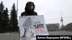 Участница экологической акции протеста в Новосибирске