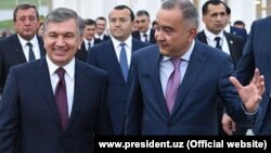  Jahongir Ortiqxo‘jaev (chapda) prezident Mirziyoev bilan birga. 