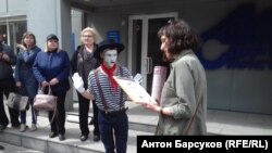 Вручение народной премии “Антистроитель года” на входе в офис строительной компании в Новосибирске