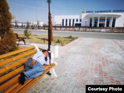 Safari qarigan Dima Qayum Nukus aeroportida samolyoti uchishini kutib dam olmoqda.