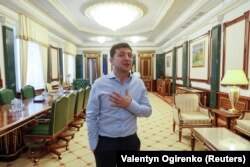 Zelenskiy joriy prezident saroyi korrupsiya timsoliga aylanganini aytadi.