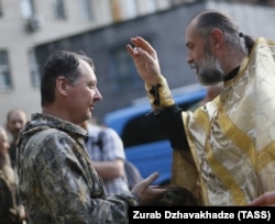 Часть священнослужителей в Донецке поддерживает «ДНР». На этом фото один из них благословляет одного из военных командиров сепаратистов Игоря Стрелкова