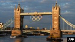 Londonun mərkəzində Olimpiya simvolları ilə bəzədilmiş Qüllə Körpüsü