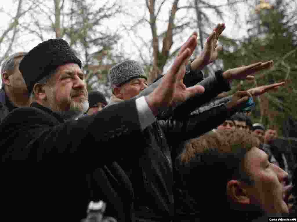 Рефат Чубаров во время митинга&nbsp;против сепаратизма, который был созван Меджлисом крымскотатарского народа и проходил под стенами крымского парламента в Симферополе 26 февраля 2014 года в 11 утра.&nbsp;Акция проводилась под лозунгом &laquo;Сохранение территориальной целостности Украины и недопущение принятия Верховной Радой АРК решений, направленных на дестабилизацию ситуации в автономии&raquo;.&nbsp; Тогда возле Верховной Рады Крыма собрались, по разным оценкам, от 5 до 10 тысяч крымских татар и крымчан других национальностей, которые выступили против происходящего.&nbsp; Митинг у крымского парламента вошел в историю как начало сопротивления крымчан российской оккупации. С 2016 года день 26 февраля внесен в календарь официальных дат Украины как &laquo;День сопротивления Крыма российской оккупации&raquo;