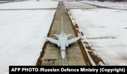 Rossiyaning Tu-22M3 strategik bombardimon samolyoti Belarusdagi aerodromlardan birida, 9 - fevral 2022 - yil