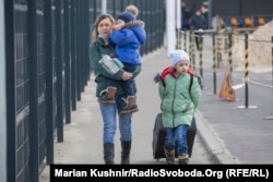 O‘zini Irina deb tanishtirgan ayol o‘g‘li va qizi bilan Luganskdagi Stanitsa chegara postini kesib o‘tmoqda.