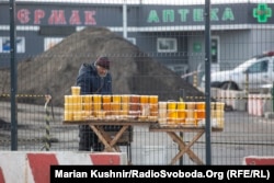 O‘zini Anatoliy deb tanishtirgan asalarichi Luganskdagi Stanitsa yaqinidagi o‘tkazish punkti yonida asal sotadi.