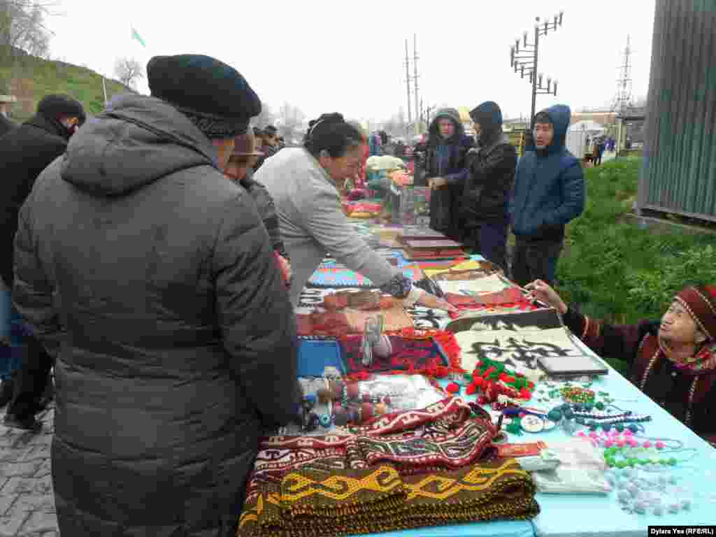 Көктем мерекесіне орай ұйымдастырылған қолөнер бұйымдары көрмесін тамашалап жүрген жұрт өздеріне ұнаған бұйымдардың қалай жасалатынын шеберлерден сұрап жатты. Шымкент, 18 наурыз 2016 жыл.