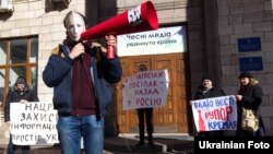 Акция протеста против работы радио «Вести» в Украине. Киев, февраль 2016 года