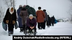 Пенсионеры возвращаются на оккупированную территорию, КПВВ Станица Луганская, январь 2019 года