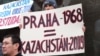 Прагада наразылық шеруіне шыққан қазақ босқындарының қолында «Прага-1968 = Қазақстан-2009» деп жазылған. 7 ақпан 2009 жыл.