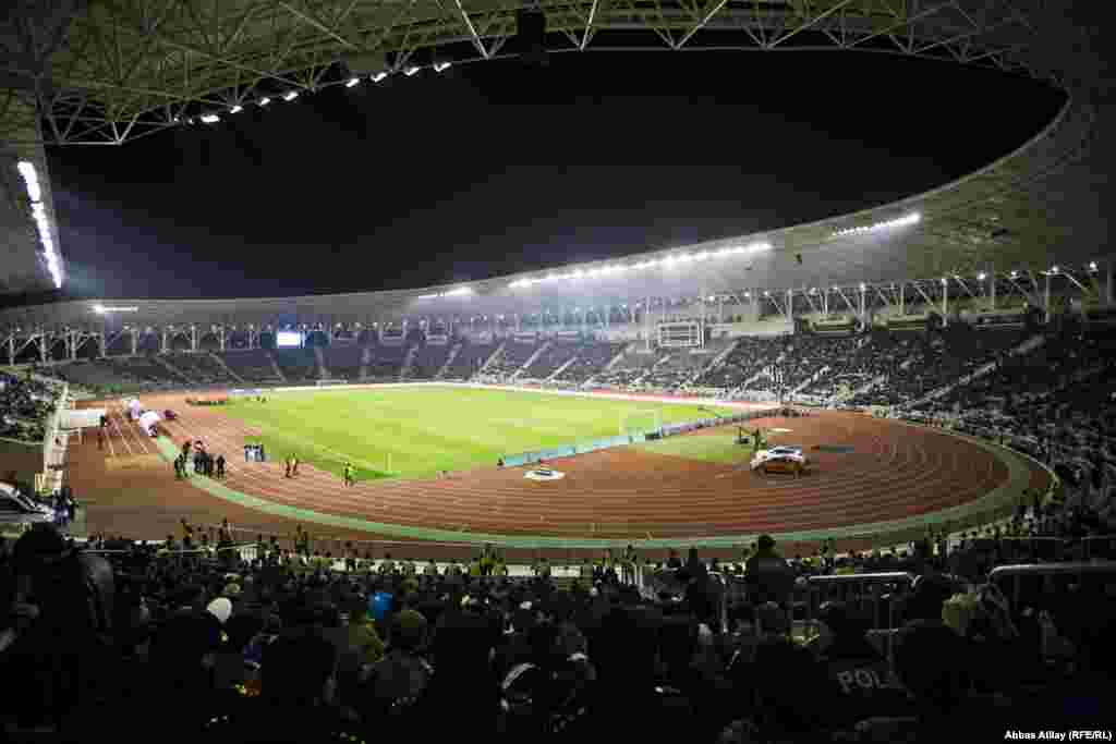 Oyunun başlamasına bir neçə dəqiqə qalmış stadion dolmağa başlamışdı.